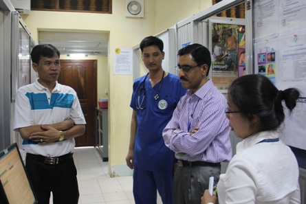 Dr Krishnamoorthy with local doctors during a ward round