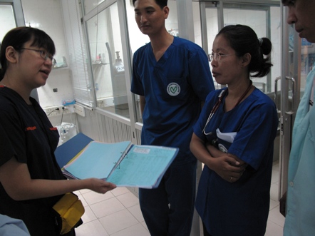 Dr Lee Le Ye with local doctors at a ward round